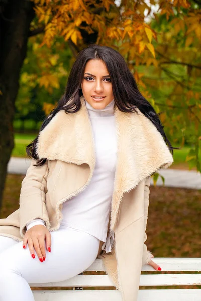 Beautiful arab woman warmly clothed autumn outdoor — Stock Photo, Image