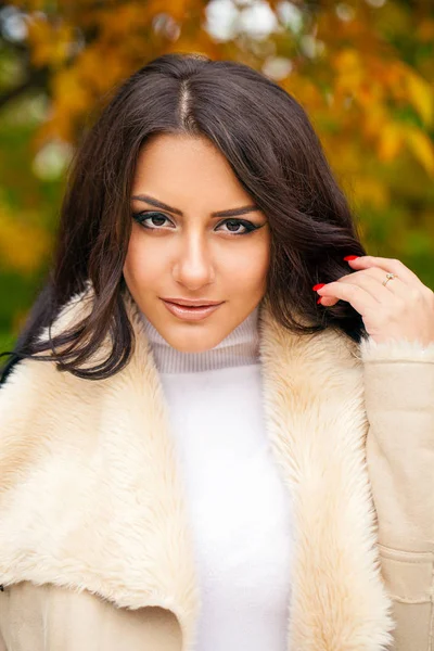 Krásná arab žena oděná vřele podzim venkovní — Stock fotografie