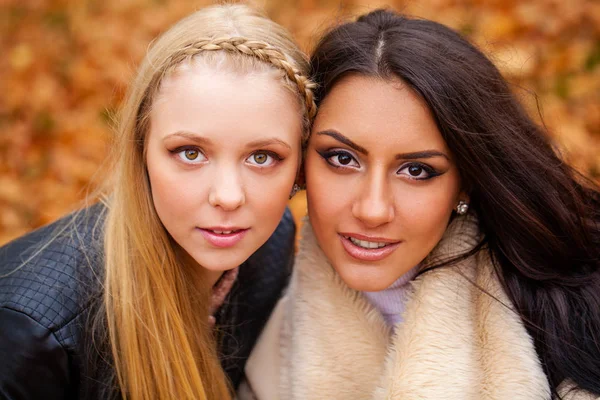 Primer plano retrato de dos hermosas chicas jóvenes —  Fotos de Stock