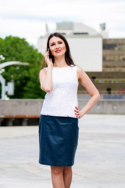 Telefon ederken genç esmer kadın