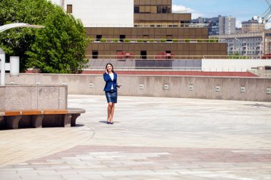 Yaz aylarında güzel esmer kadın elbise sokakta