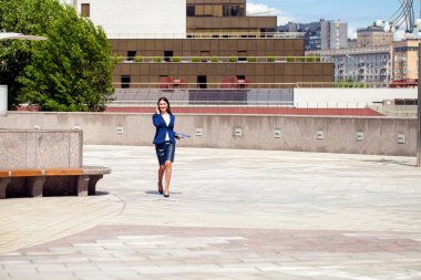 Yaz aylarında güzel esmer kadın elbise sokakta