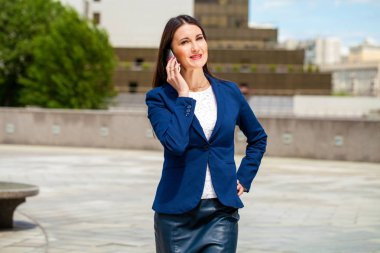 Telefon ederken genç esmer kadın