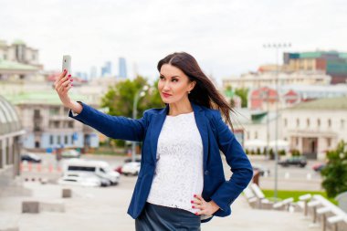 Telefon ederken genç esmer kadın