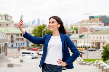 Telefon ederken genç esmer kadın