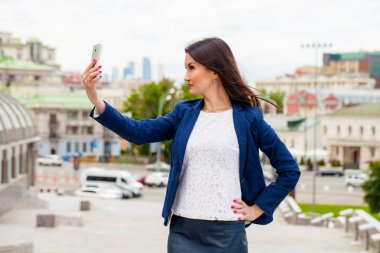 Telefon ederken genç esmer kadın