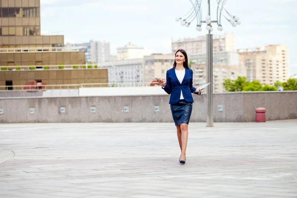 Beautiful brunette woman in summer dress on the street — Stock Photo, Image