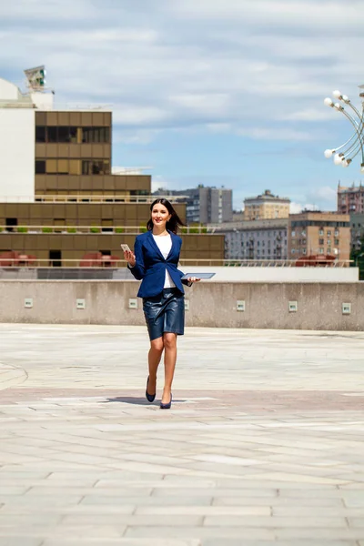 Krásná brunetka žena v létě šaty na ulici — Stock fotografie