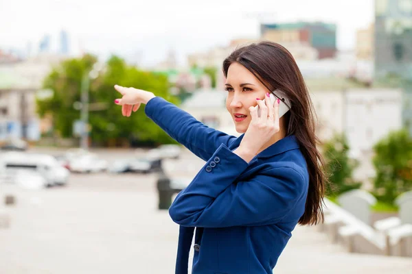 Giovane donna bruna che chiama per telefono — Foto Stock