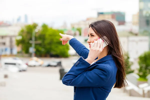 電話で呼び出して若いブルネットの女性 — ストック写真