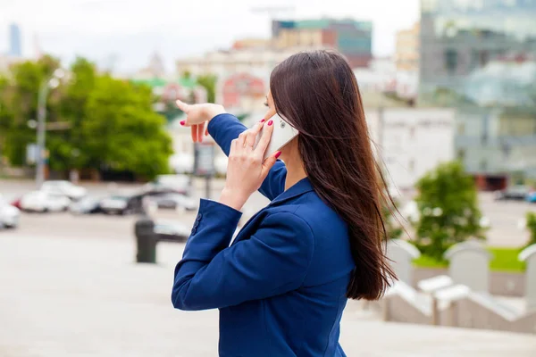 Mladá bruneta žena volá po telefonu — Stock fotografie