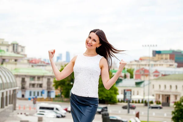 Retrato de cerca de una joven feliz sonriendo — Foto de Stock