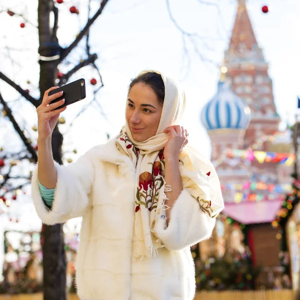 Selfie, krásná mladá dívka fotografoval na mobil — Stock fotografie