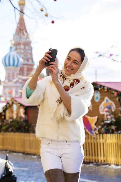 Selfie, mooie meisje gefotografeerd op een mobiele telefoon — Stockfoto