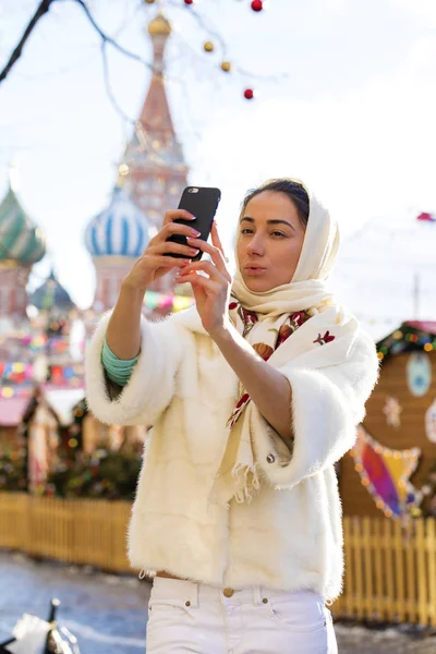 Selfie, giovane bella ragazza fotografata su un cellulare — Foto Stock