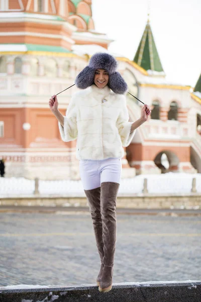 Jeune belle femme en manteau de vison élégant — Photo