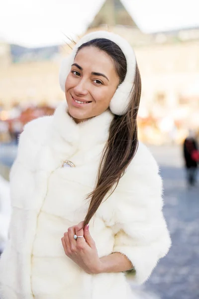 Mulher bonita nova no casaco curto branco da marta — Fotografia de Stock