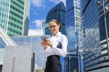 Telefon ederken genç esmer kadın