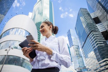 Telefon ederken genç esmer kadın