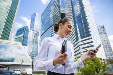 Telefon ederken genç esmer kadın