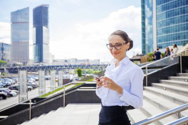 Telefon ederken genç esmer kadın