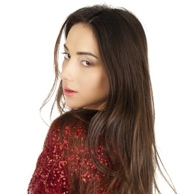 Kırmızı elbiseli bir WHI üzerinde stüdyoda poz güzel genç model