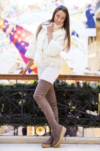 Jonge mooie vrouw in stijlvolle nerts jas — Stockfoto