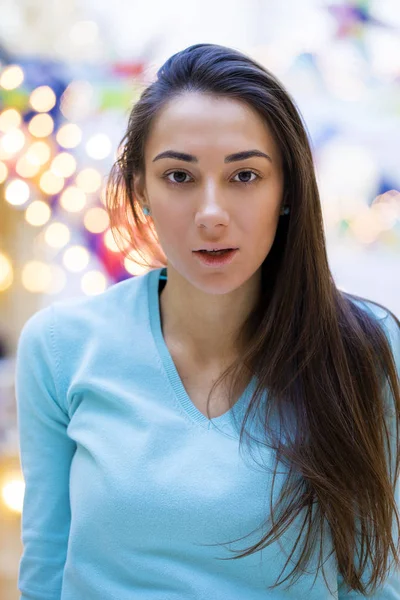 Ung vacker kvinna i turkos blus — Stockfoto