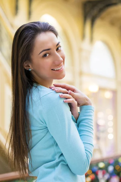 Mujer hermosa joven en blusa turquesa —  Fotos de Stock