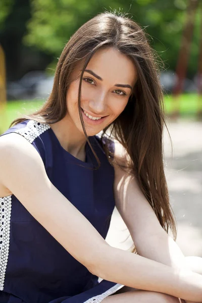 Retrato de bela jovem mulher feliz — Fotografia de Stock