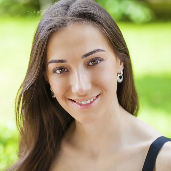 Close-up portret van een gelukkige jonge vrouw glimlachen — Stockfoto