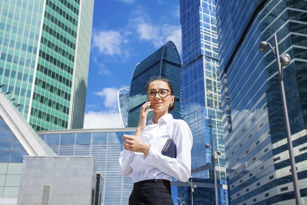 Jeune femme brune appelant par téléphone — Photo