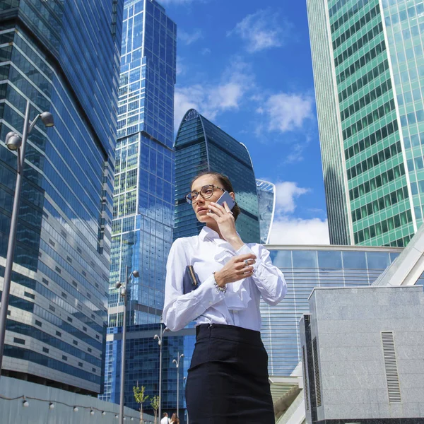 Ung brunett kvinna ringer via telefon — Stockfoto