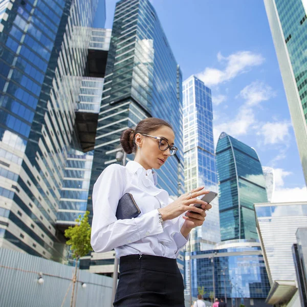 Ung brunett kvinna ringer via telefon — Stockfoto