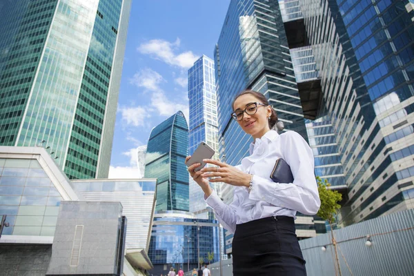 Ung brunett kvinna ringer via telefon — Stockfoto