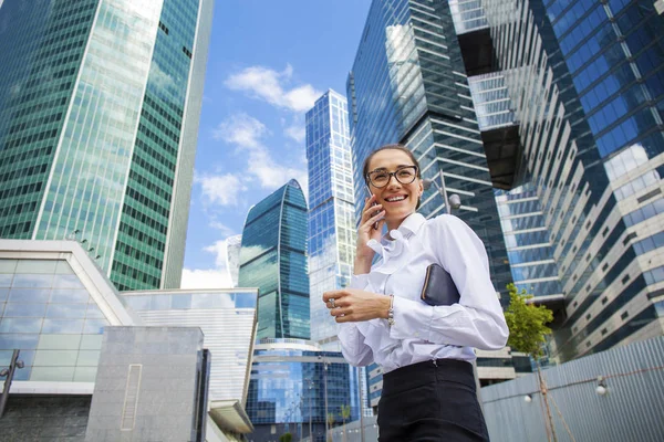 Mladá bruneta žena volá po telefonu — Stock fotografie