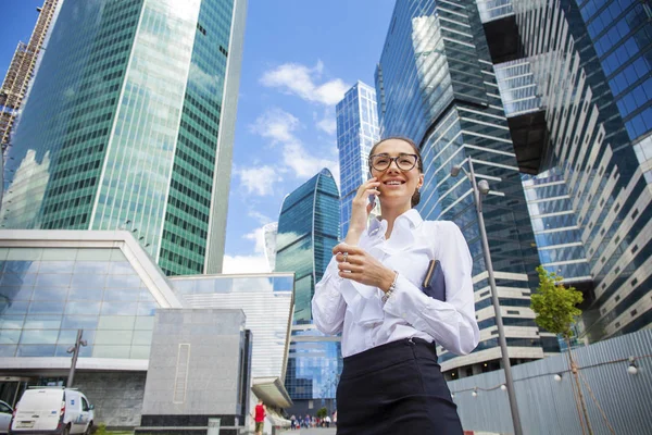 電話で呼び出して若いブルネットの女性 — ストック写真