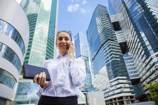 Mladá bruneta žena volá po telefonu — Stock fotografie