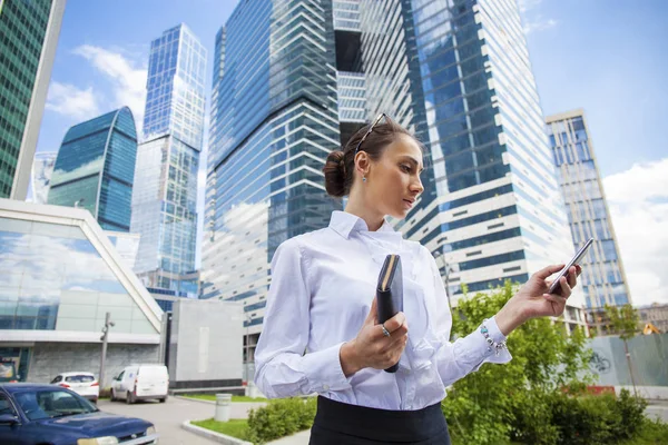 Mladá bruneta žena volá po telefonu — Stock fotografie