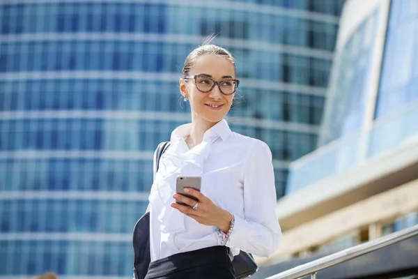 Jeune femme brune appelant par téléphone — Photo