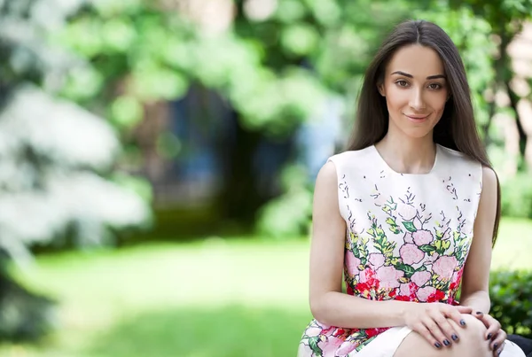 Retrato de hermosa joven feliz mujer —  Fotos de Stock