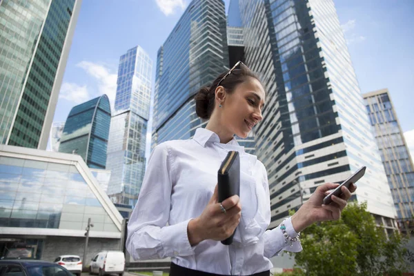 電話で呼び出して若いブルネットの女性 — ストック写真