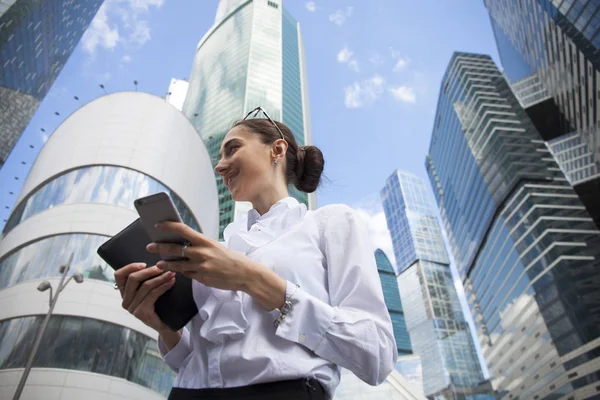 Jeune femme brune appelant par téléphone — Photo