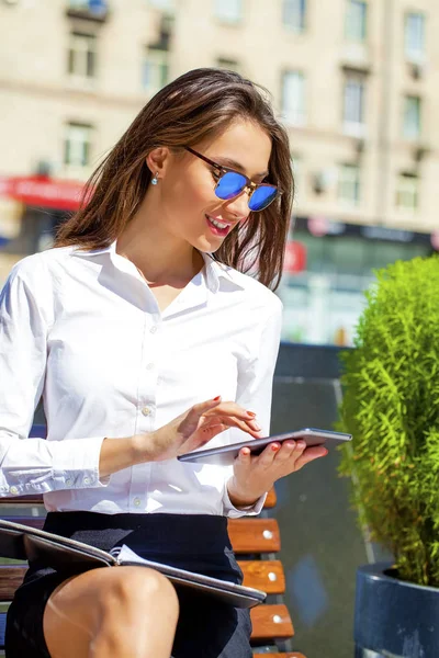 Beautiful business woman reading notepad — Stock Photo, Image