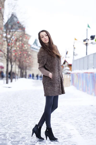 Молода красива жінка в стильному норковому пальто — стокове фото