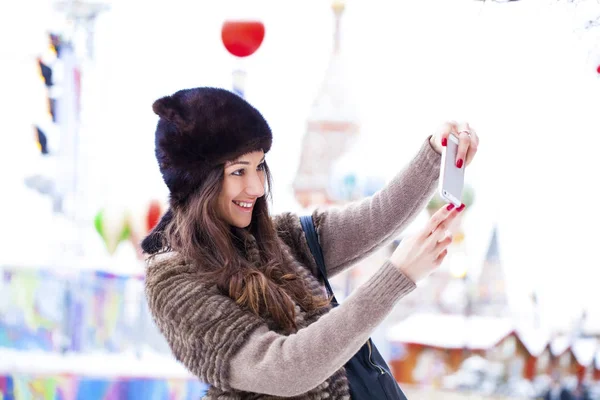 Genç güzel kadın turist üstünde hareket eden telefon fotoğraf çekmek — Stok fotoğraf