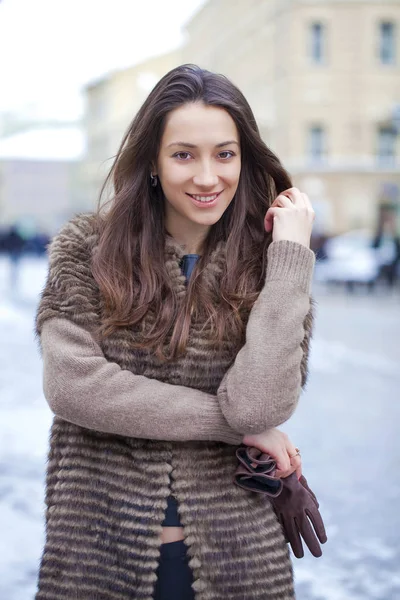スタイリッシュなミンクのコートの若い美しい女性 — ストック写真