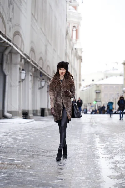 Giovane bella donna in elegante cappotto di visone — Foto Stock