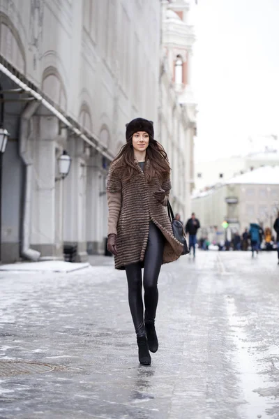 Jeune belle femme en manteau de vison élégant — Photo