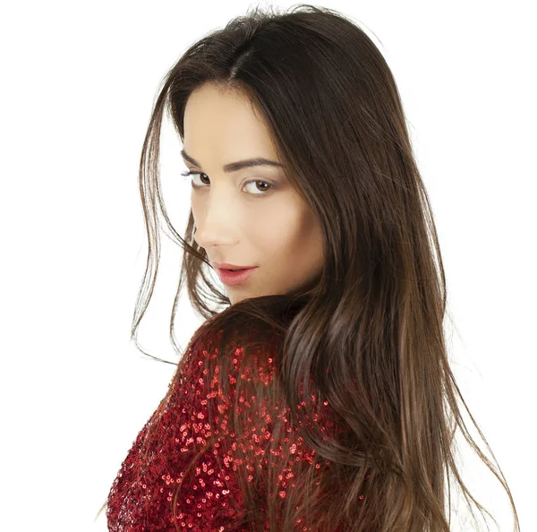 Hermosa joven modelo en vestido rojo posando en el estudio en un whi — Foto de Stock